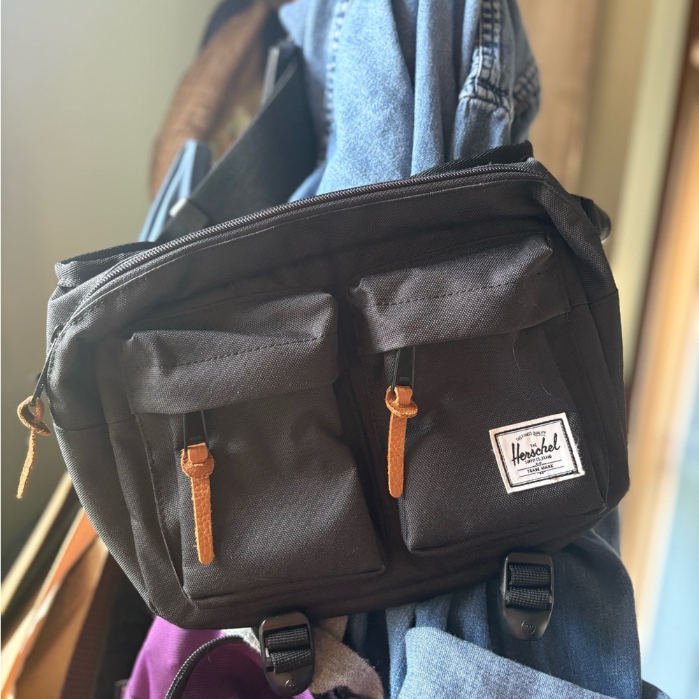 Herschel 18 hip pack